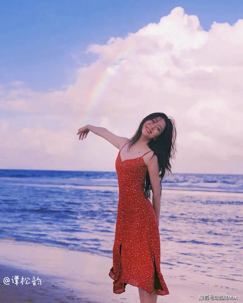 谭松韵海边漫步：碎花裙摇曳生姿，尽享悠闲时光！
