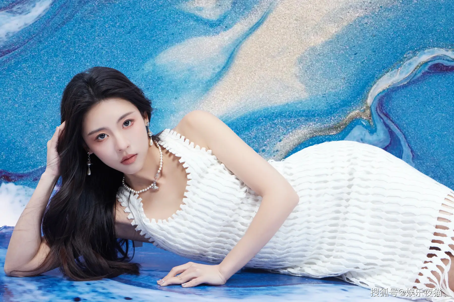 孙芮一袭无袖白色连衣裙写真气质温婉