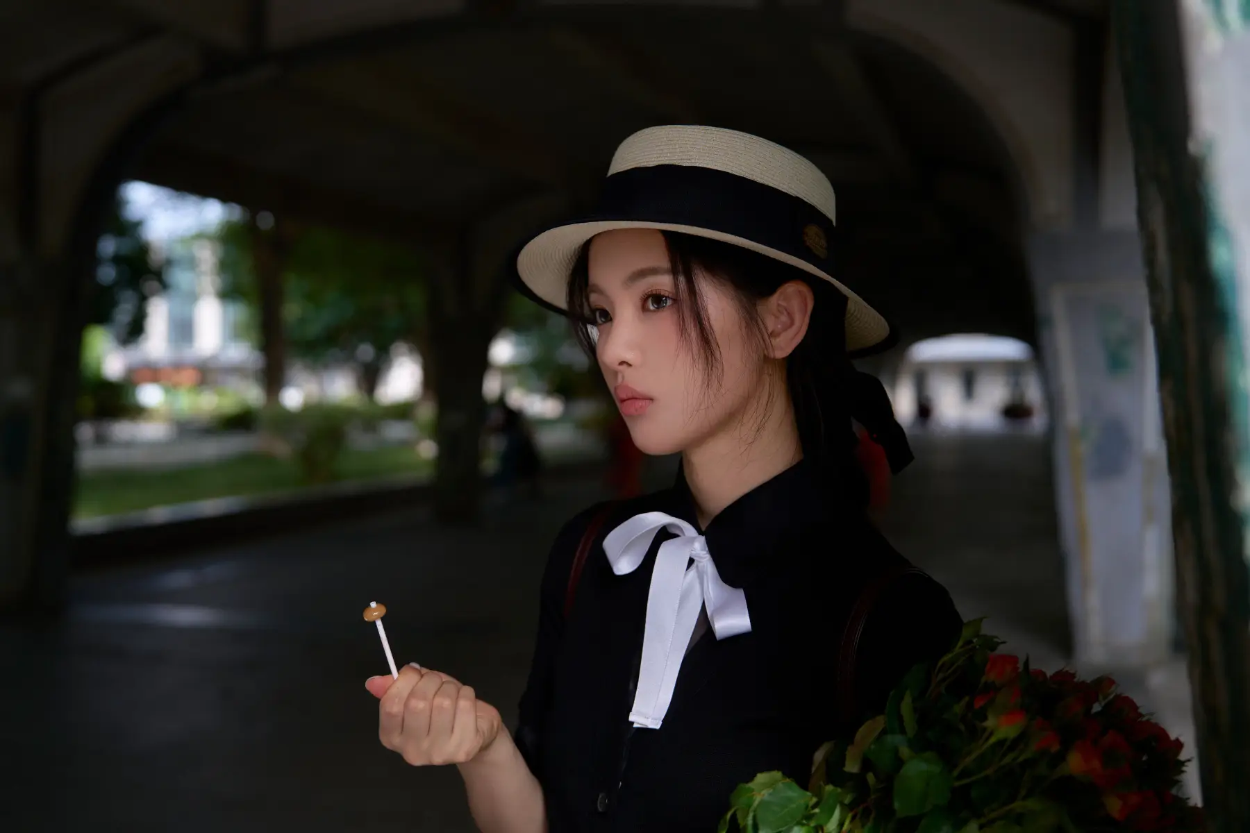 杨超越化身森系少女灵动俏皮 骑单车甜笑清新自然