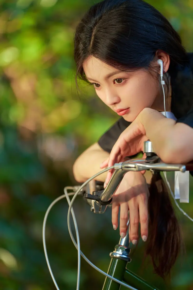 杨超越化身森系少女灵动俏皮 骑单车甜笑清新自然