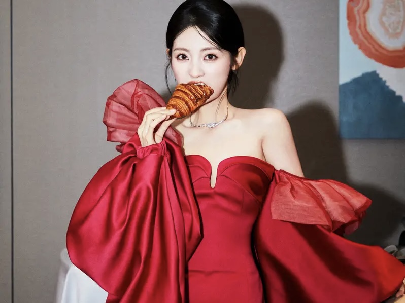 邢菲化身娇艳玫瑰少女明艳妩媚 抹胸裙勾勒曼妙身姿