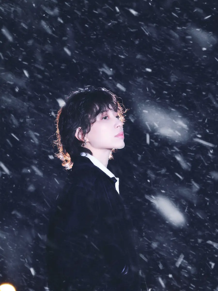 李斯丹妮身穿夹克干练帅气 雪中单手撑伞氛围感十足