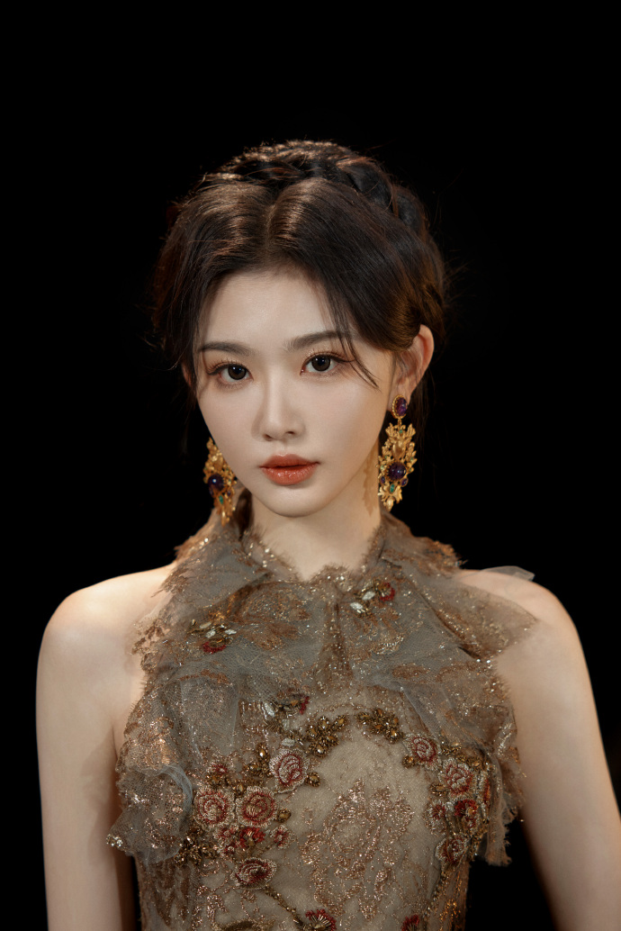 孔雪儿礼服优雅大方迷人