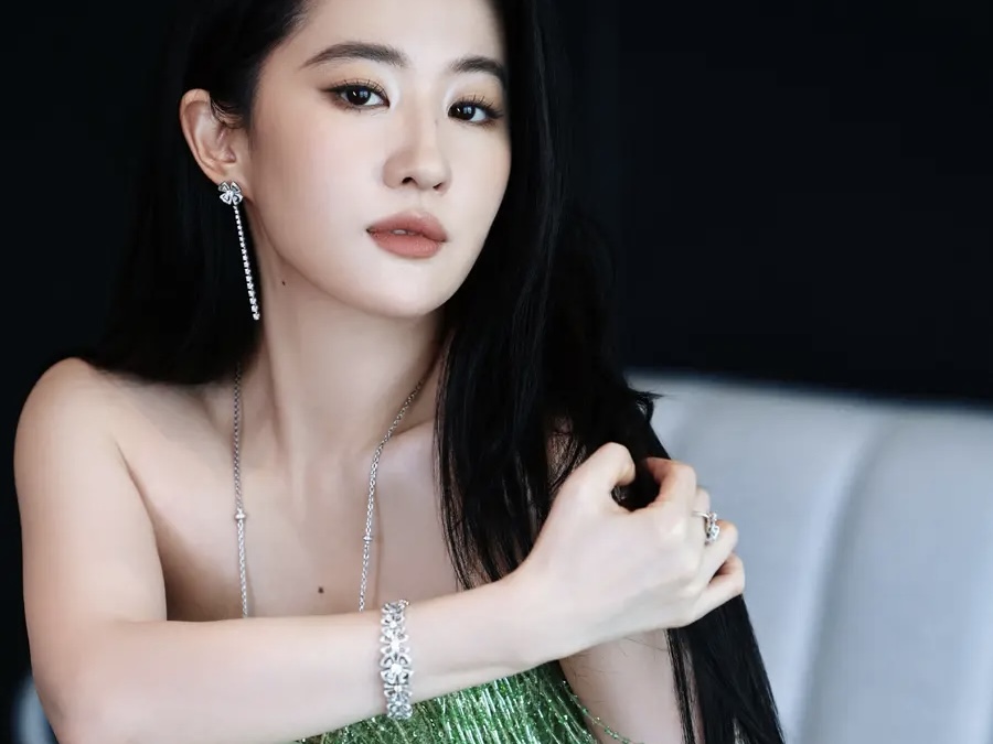 刘亦菲穿绿色刺绣裙清新脱俗 肌肤雪白光滑美若天仙