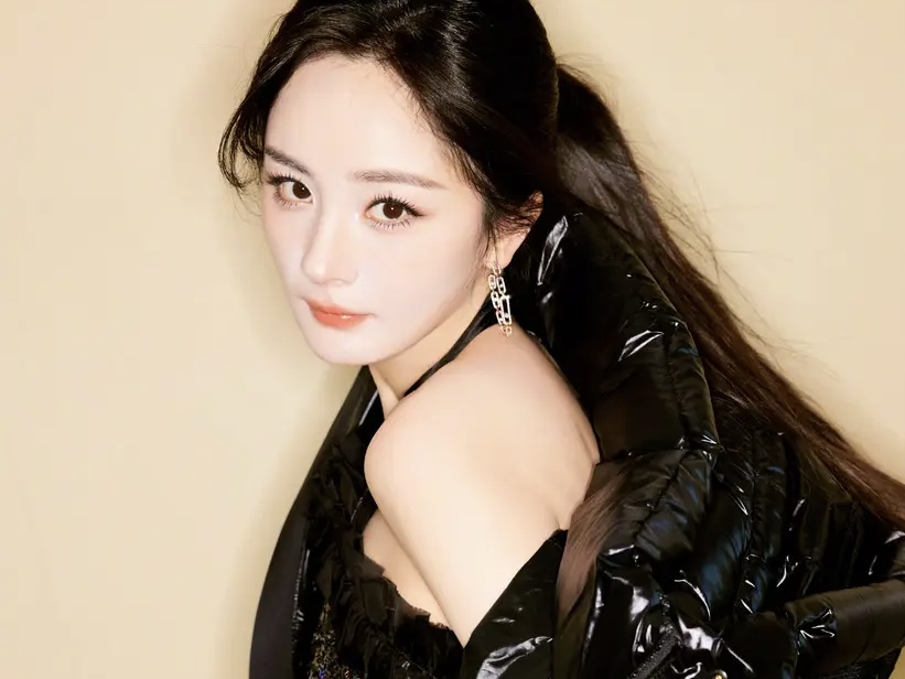 杨幂纯黑冬季造型保暖时尚 秀白皙美腿撕漫感十足