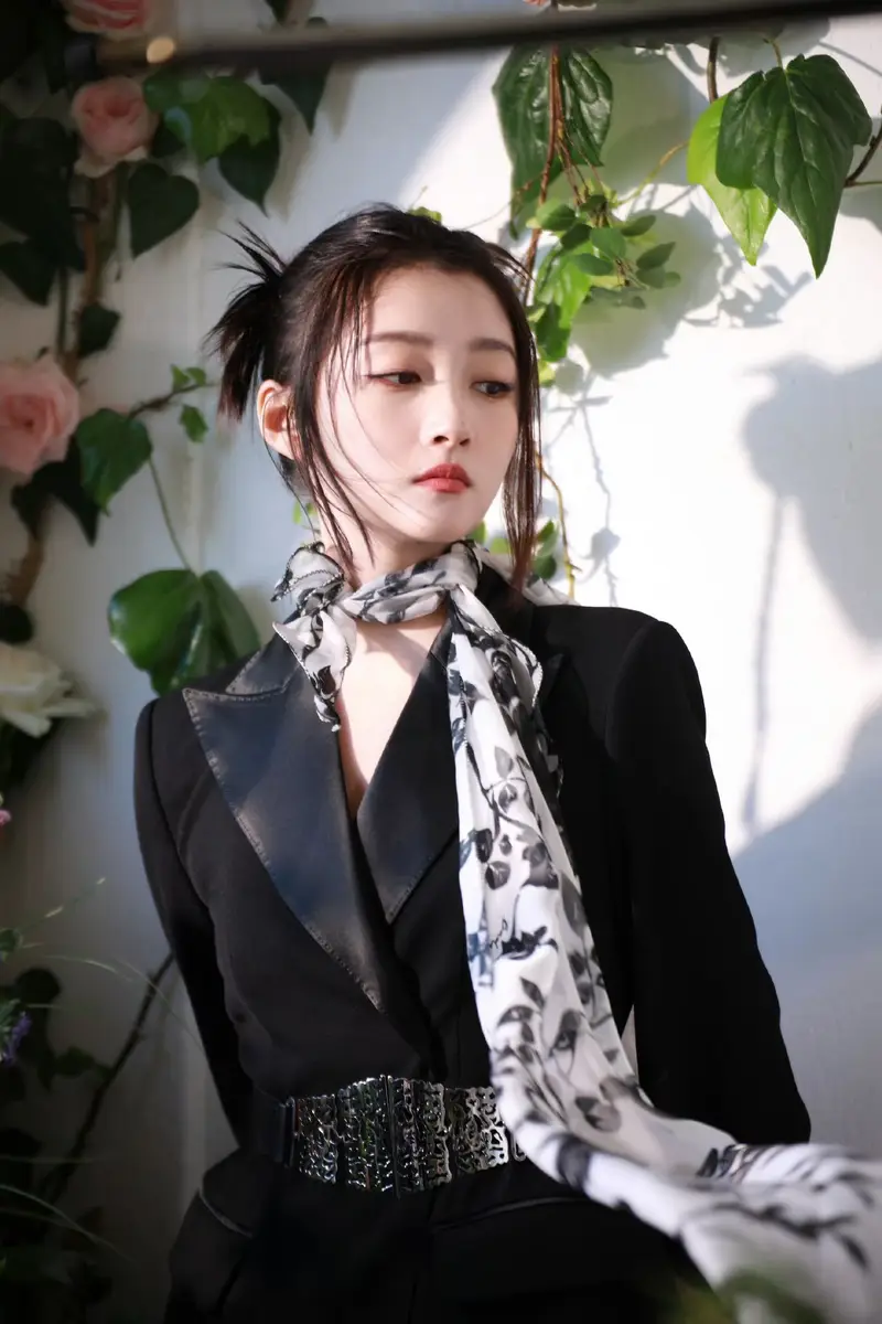 关晓彤花卉少女造型：国民闺女、娇美秀丽！