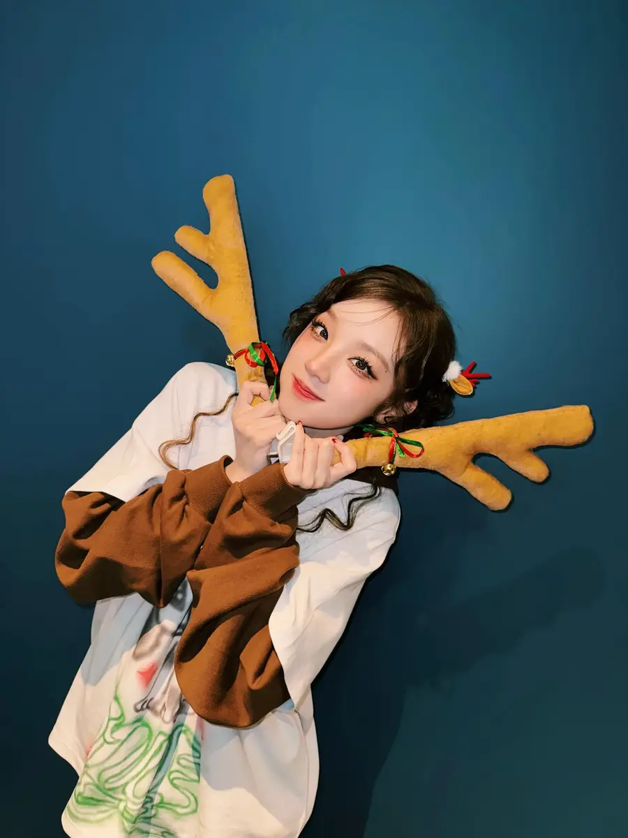 宋雨琦对镜wink笑容甜美元气活泼 手拿鹿角好似精灵少女