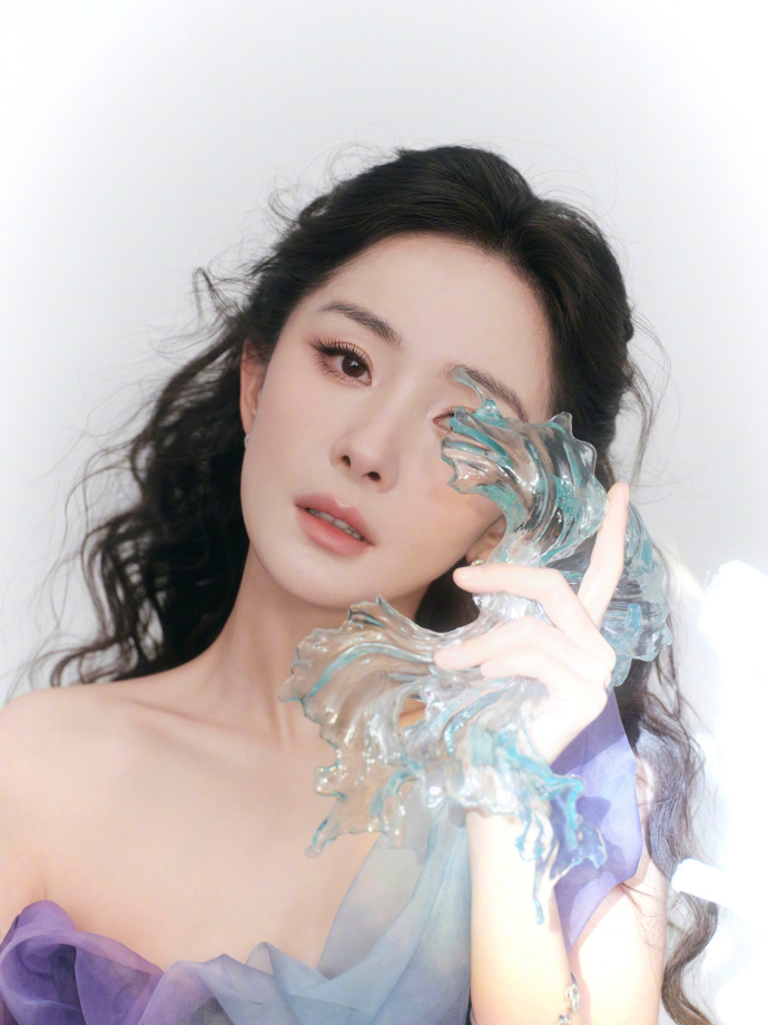 杨幂穿渐变纱裙身姿曼妙 气质轻盈优雅