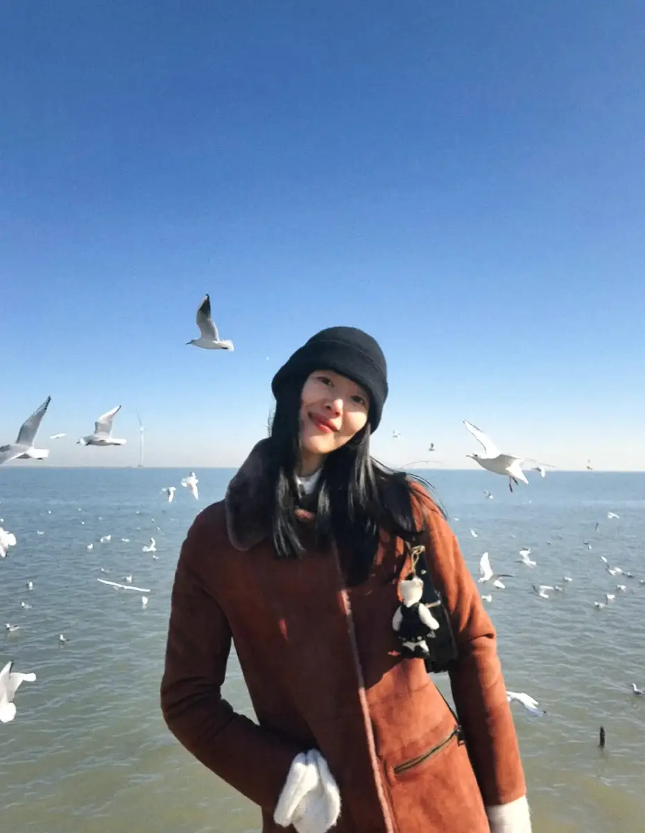 刘雯晒旅游照展露笑颜 身后海鸥们展翅翱翔画面唯美