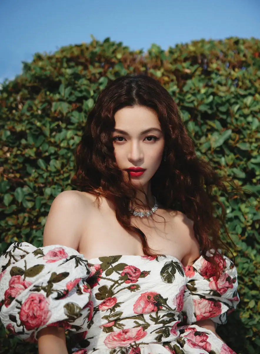 钟楚曦穿玫瑰花苞裙光脚奔跑 宛若热情奔放的灿烂少女