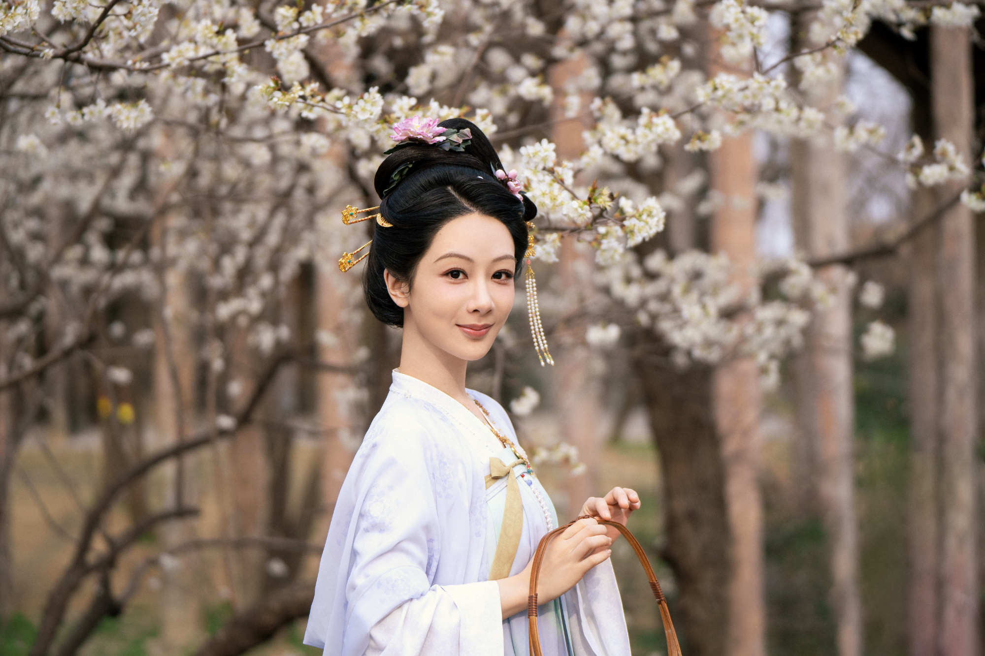 杨紫身穿古装气质优雅 漫步桃花林