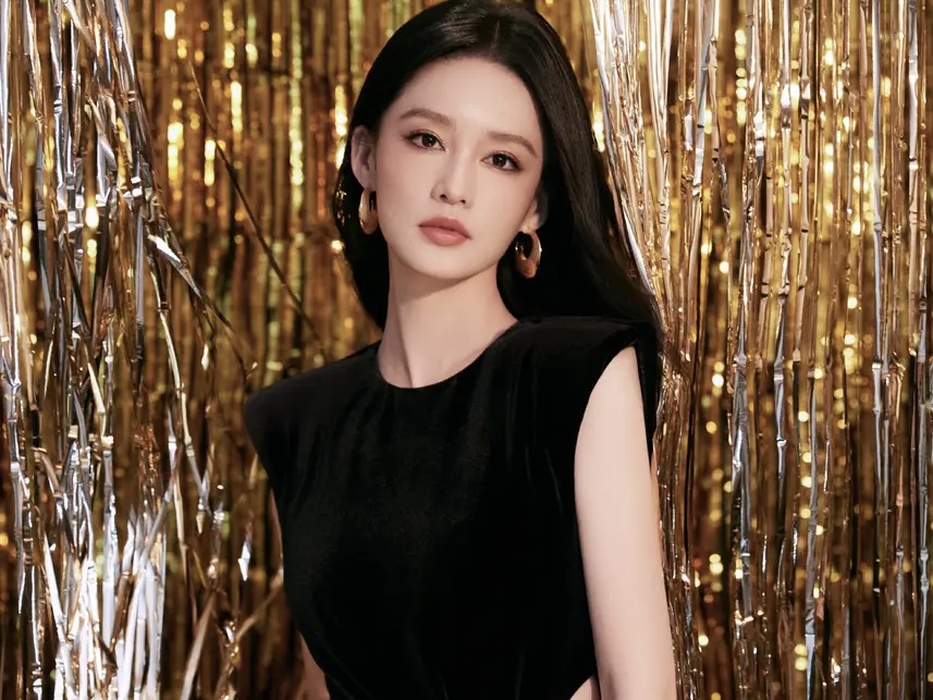 李沁穿开叉黑裙华丽璀璨 秀绝美天鹅颈典雅迷人