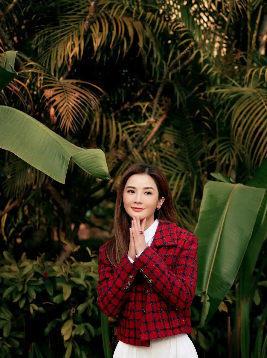 蔡卓妍晒庄园氛围plog 阳光下采叶自然美好