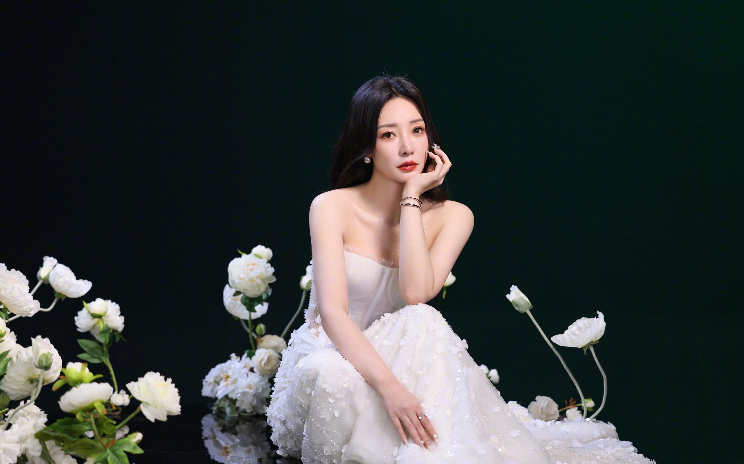 柳岩身穿白纱裙手捧牡丹婀娜多姿