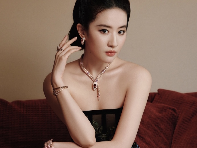 刘亦菲穿刺绣抹胸裙美艳动人