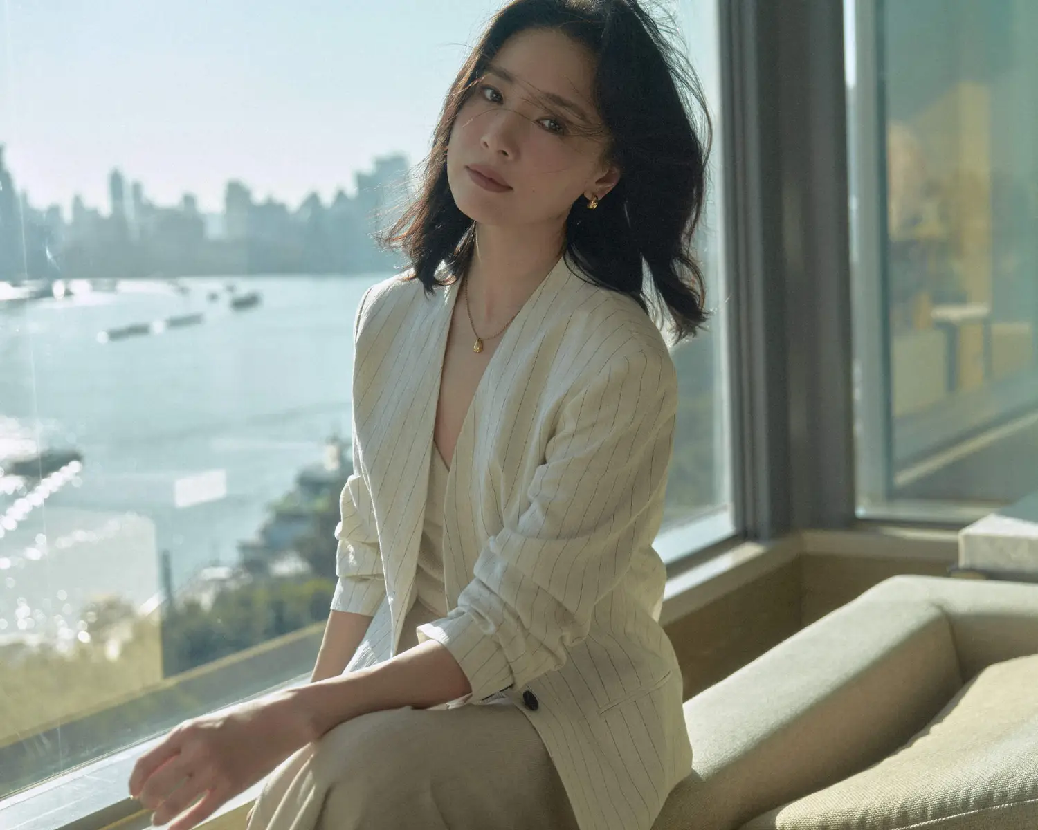 董洁穿V领毛衫展现熟女气质 绽放明媚笑容好温柔