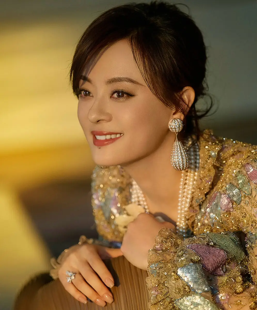孙俪一袭珠片刺绣长裙腰肢纤细 华丽复古风华绝代