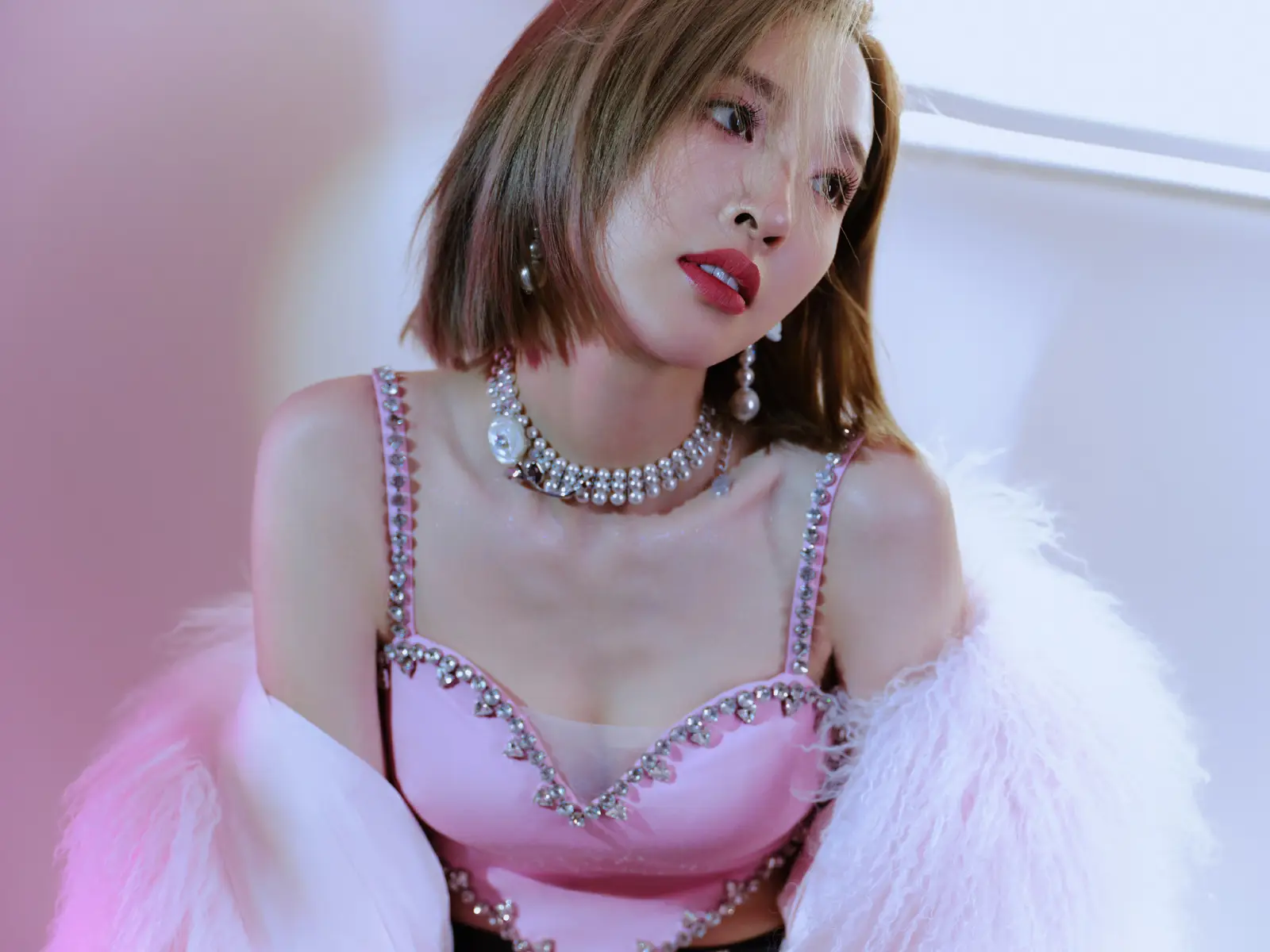 唐艺昕穿粉色爱心吊带甜美可人 锁骨精致美腿修长