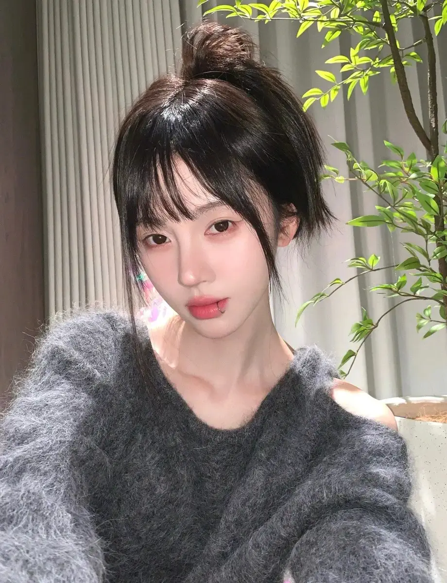 鞠婧祎唇钉造型又甜又酷 宛若叛逆小女生尝试酷girl风格