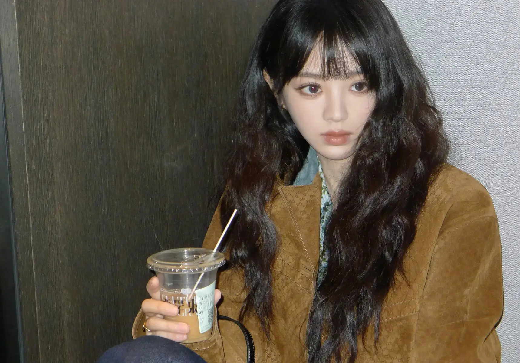 田曦薇晒羊毛卷造型美照 穿复古夹克少年感十足