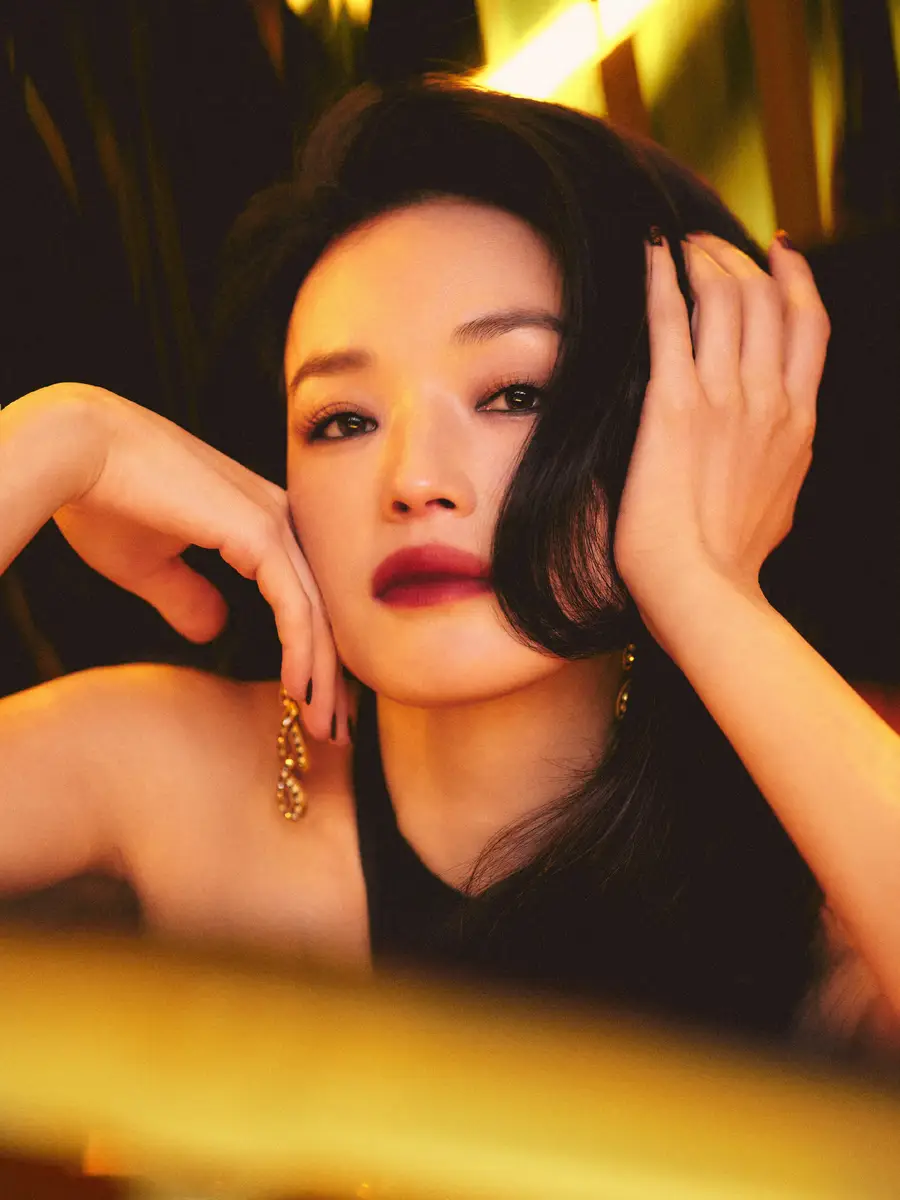 舒淇身穿挂脖裙漫步外滩 卷发红唇化身复古女郎