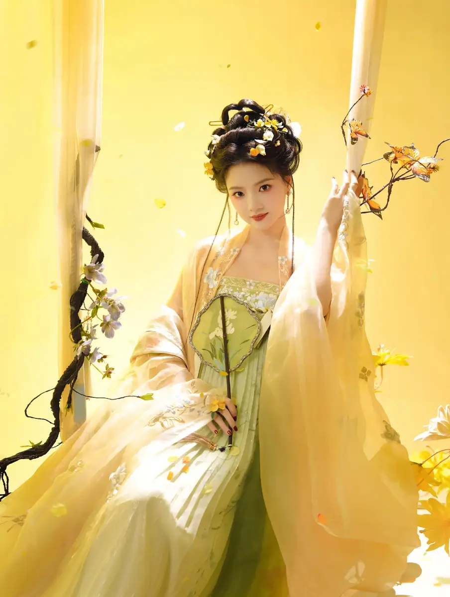 任敏穿一袭黄裙变身绝美花仙子 雪肤花貌眉眼如画