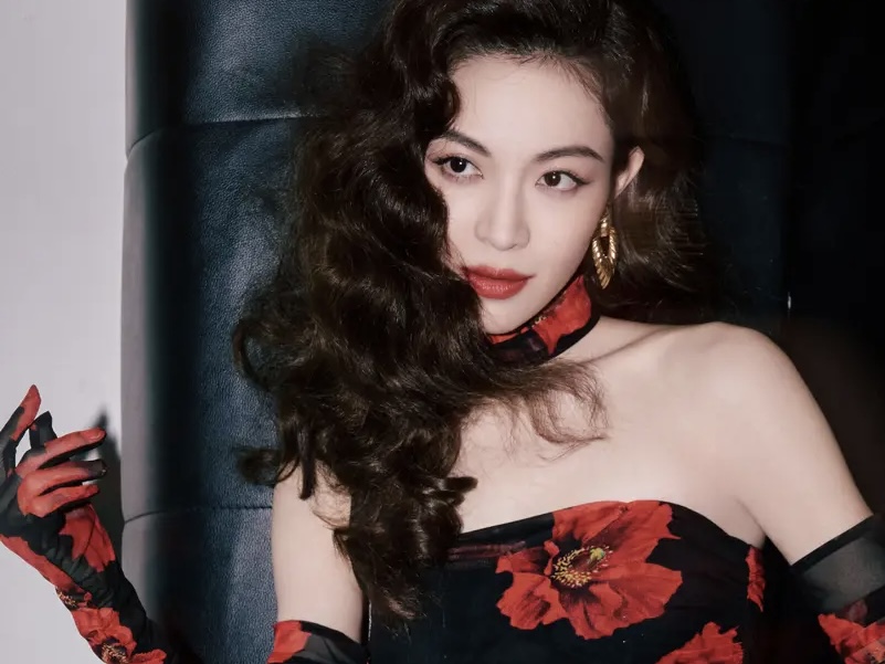 钟楚曦一袭黑底花裙曲线曼妙 一头复古卷发变身港风女郎
