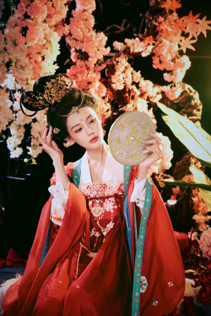 李一桐身穿汉服风华绝代 化身大唐贵妃