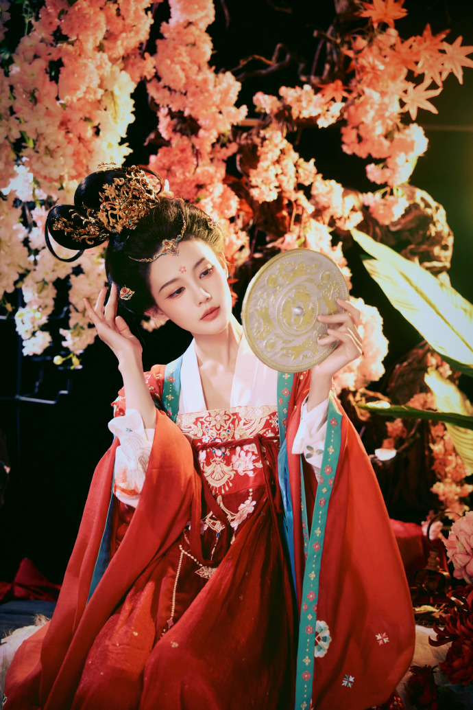 李一桐身穿汉服风华绝代 化身大唐贵妃