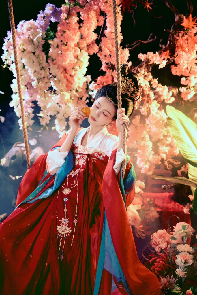 李一桐身穿汉服风华绝代 化身大唐贵妃