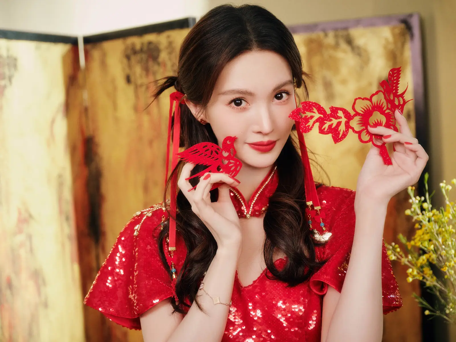 金晨手举红灯笼迎新春心情好！红韵满堂年味正浓