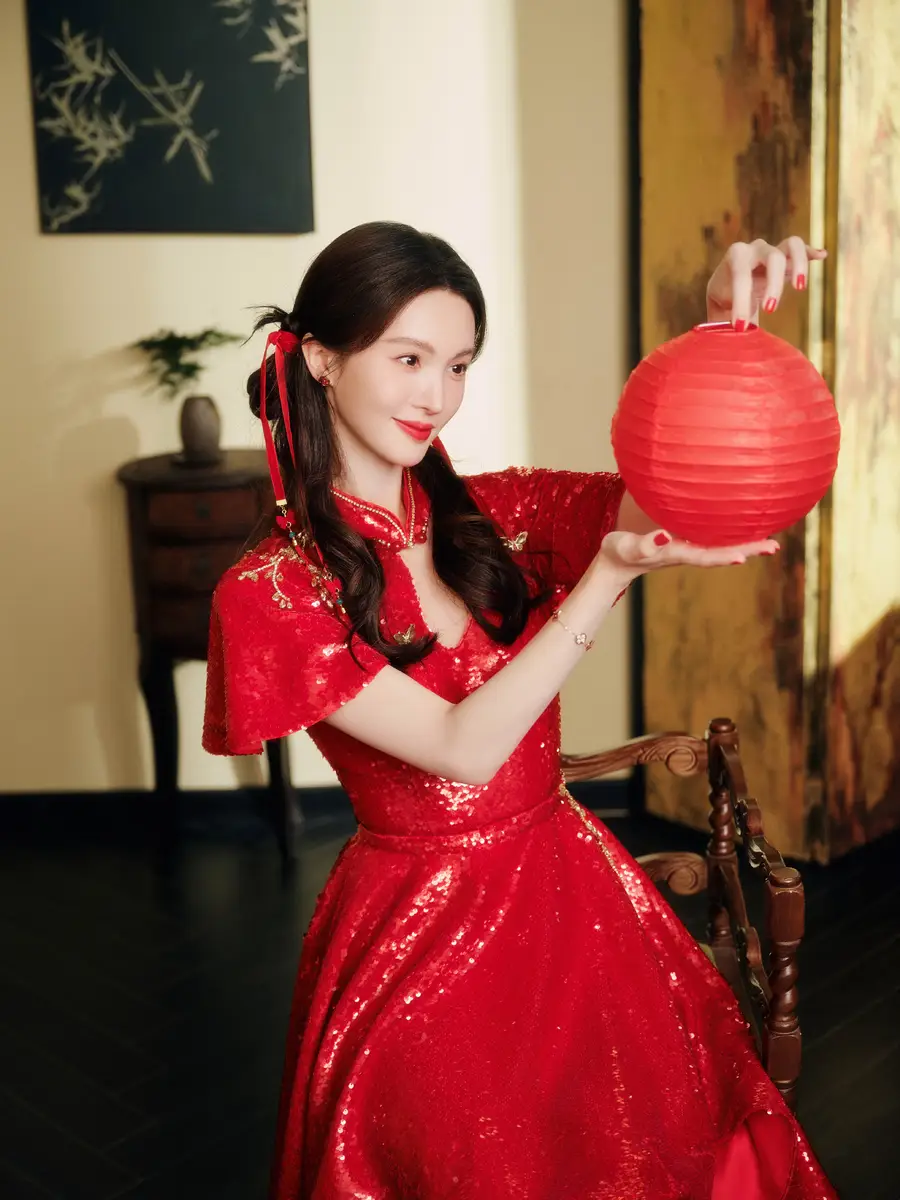 金晨手举红灯笼迎新春心情好！红韵满堂年味正浓