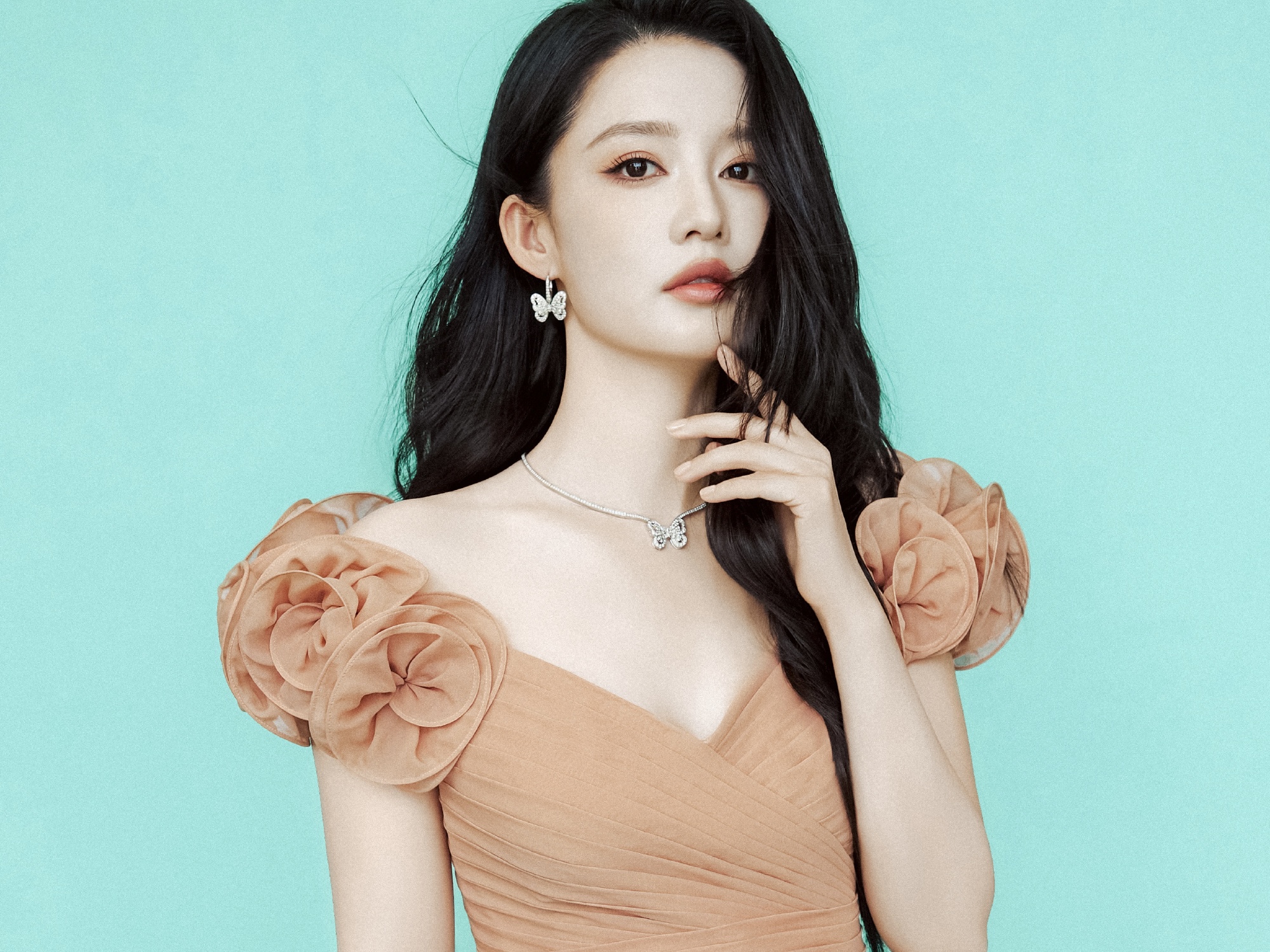 李沁穿V领礼服腰肢纤细 卷发妩媚迷人