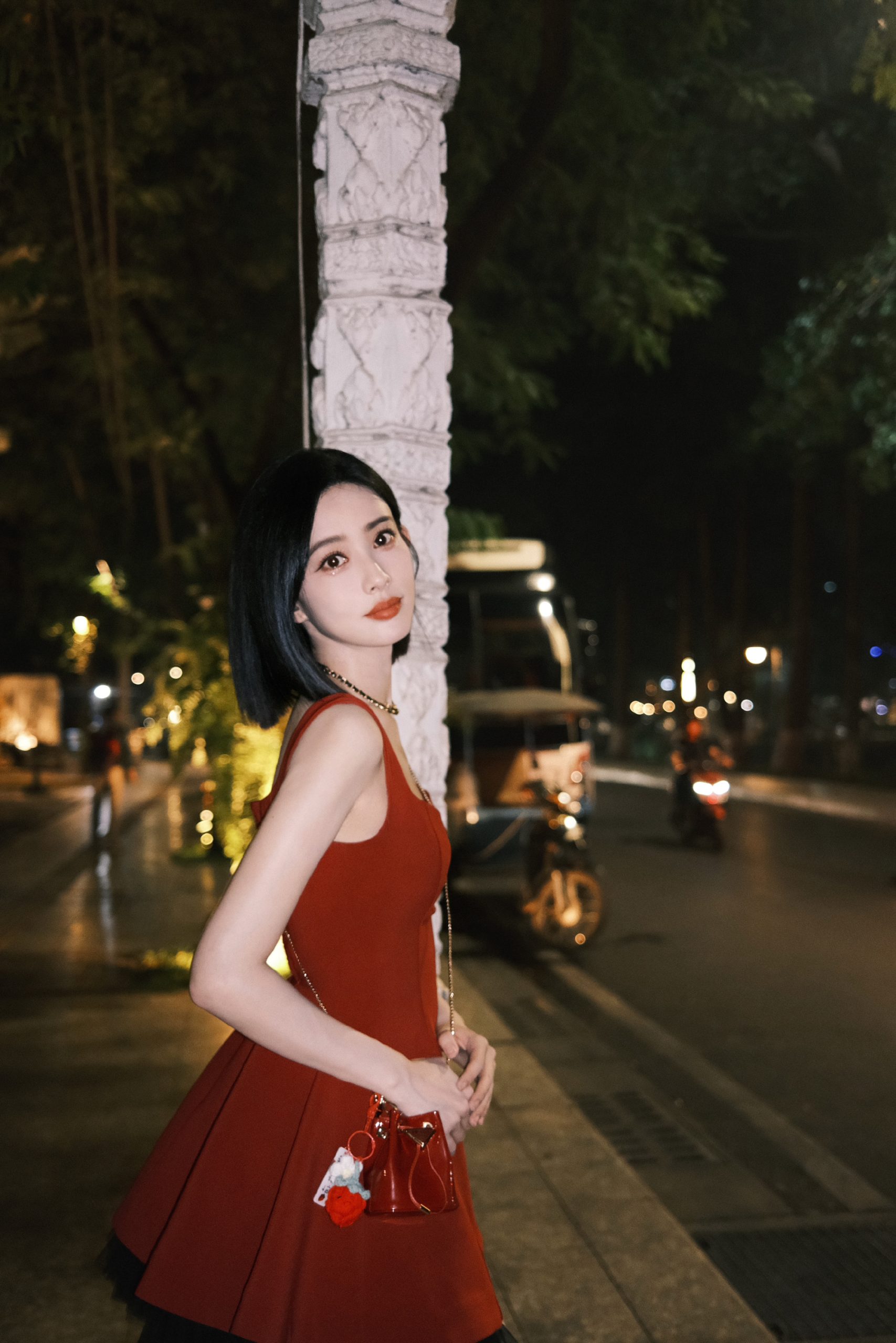 孟子义穿红色吊带裙少女感十足