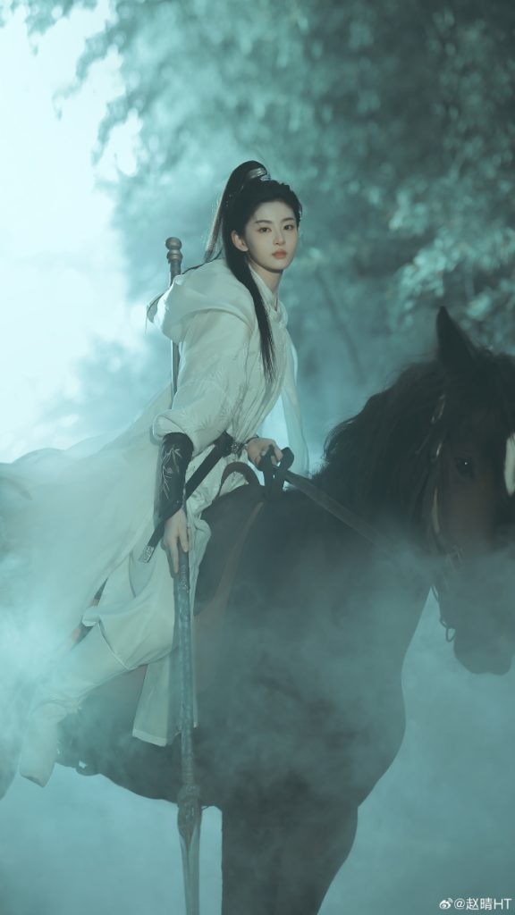 赵晴手拿长剑化身女将军 跃身纵马英姿飒爽