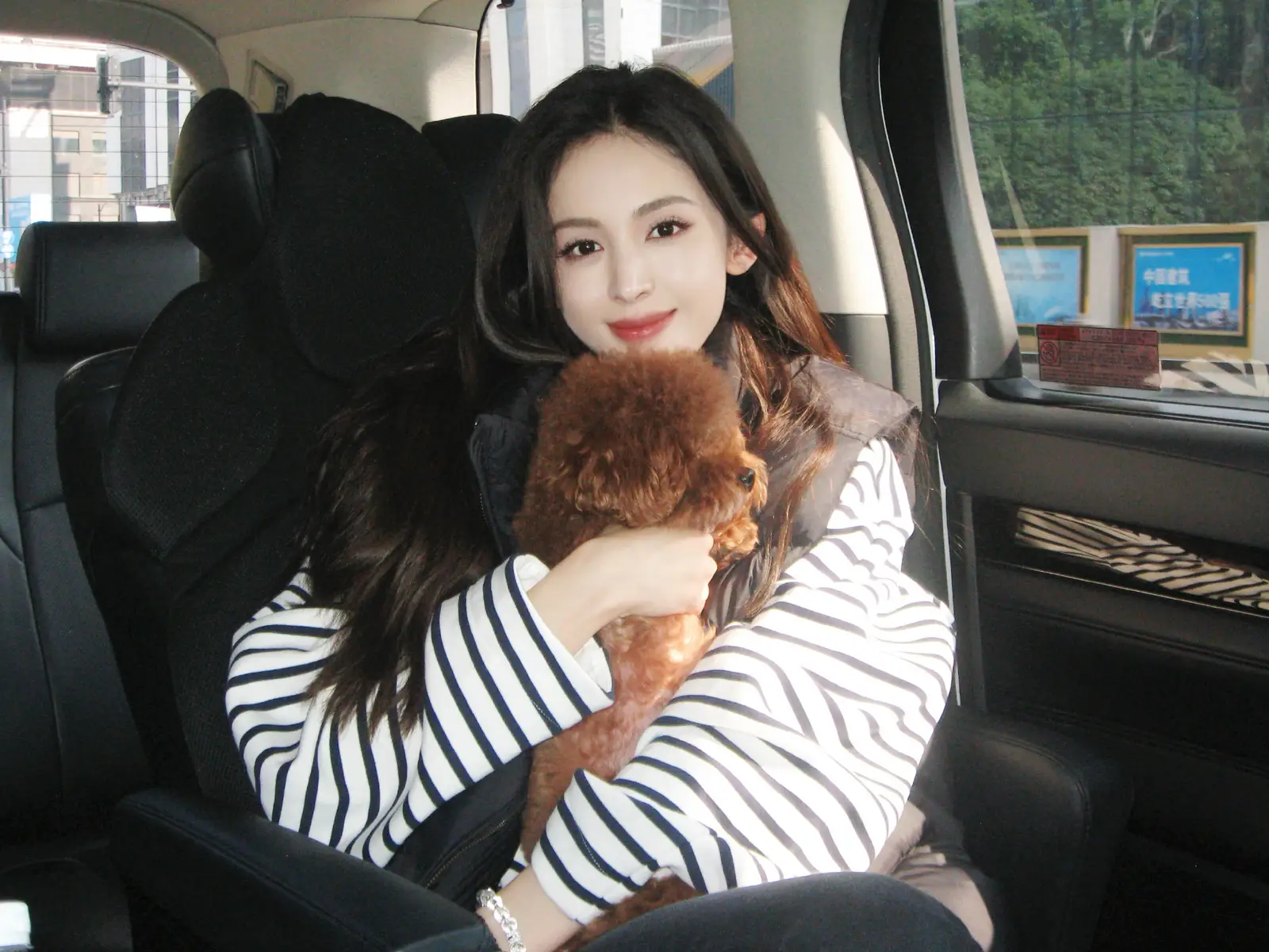娜扎怀抱爱犬对镜比耶 穿马甲外套保暖又时尚