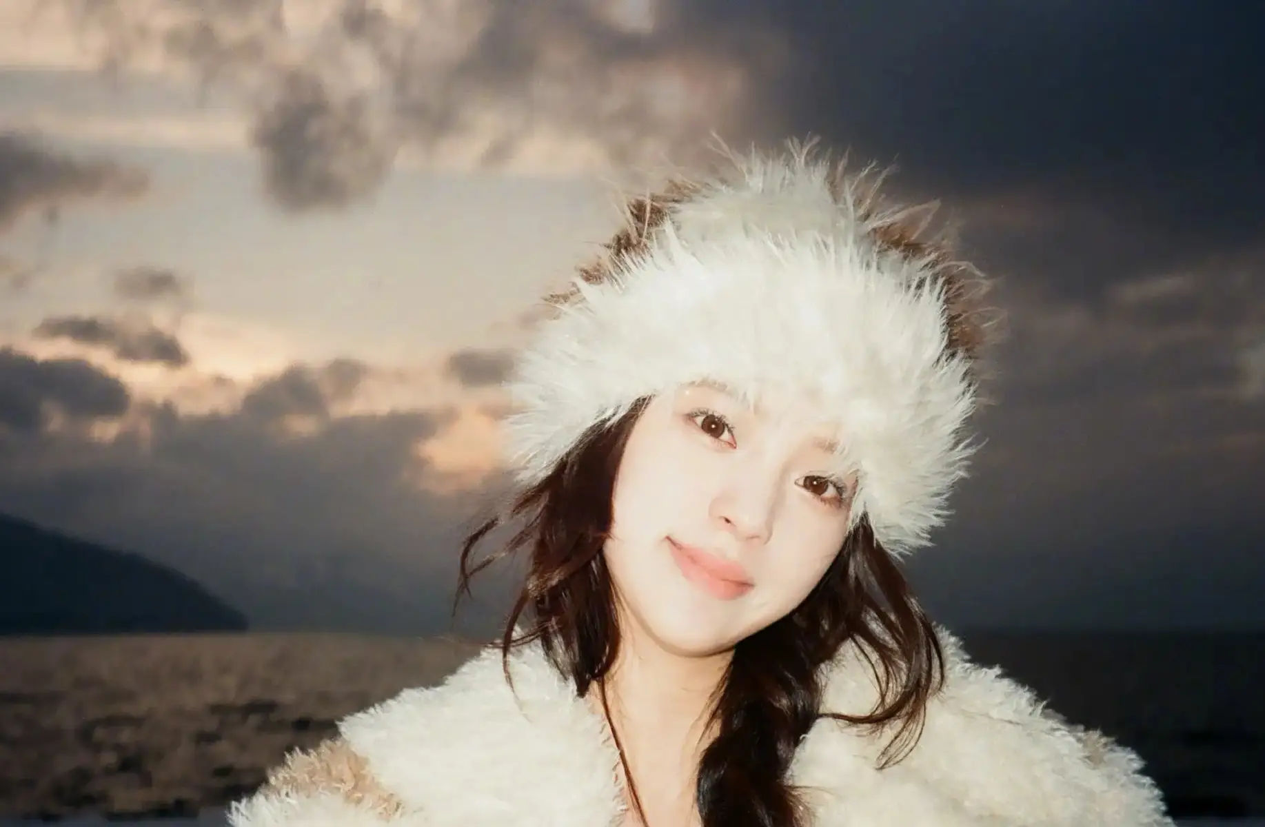 欧阳娜娜化身冬日雪地少女 气质清冷甜美颜值养眼