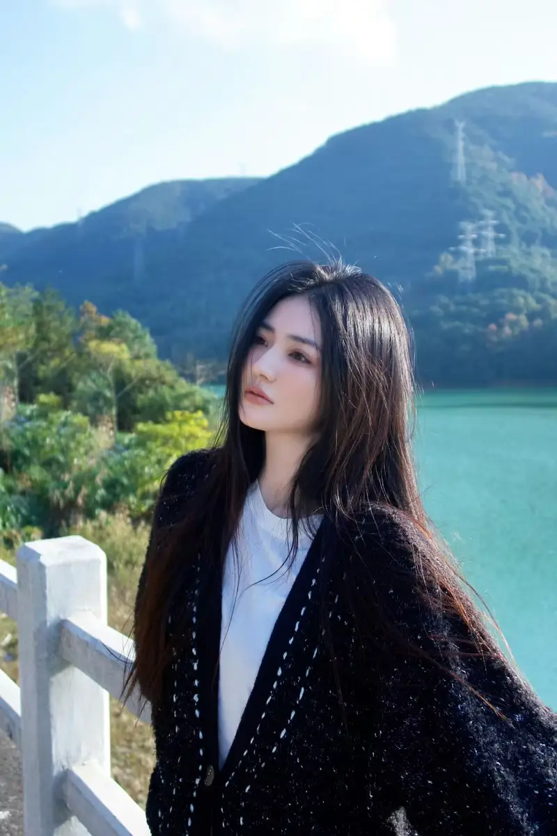 女星徐璐惬意时光：和你一起拥抱春天！