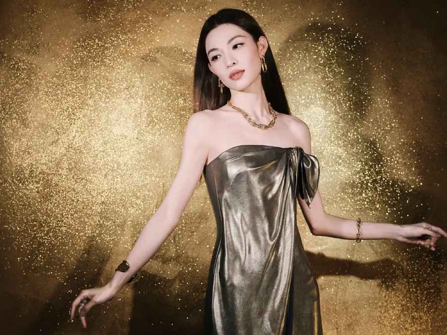 钟楚曦穿金色鎏光裙宛若女神降临！绽放自信笑容光彩照人