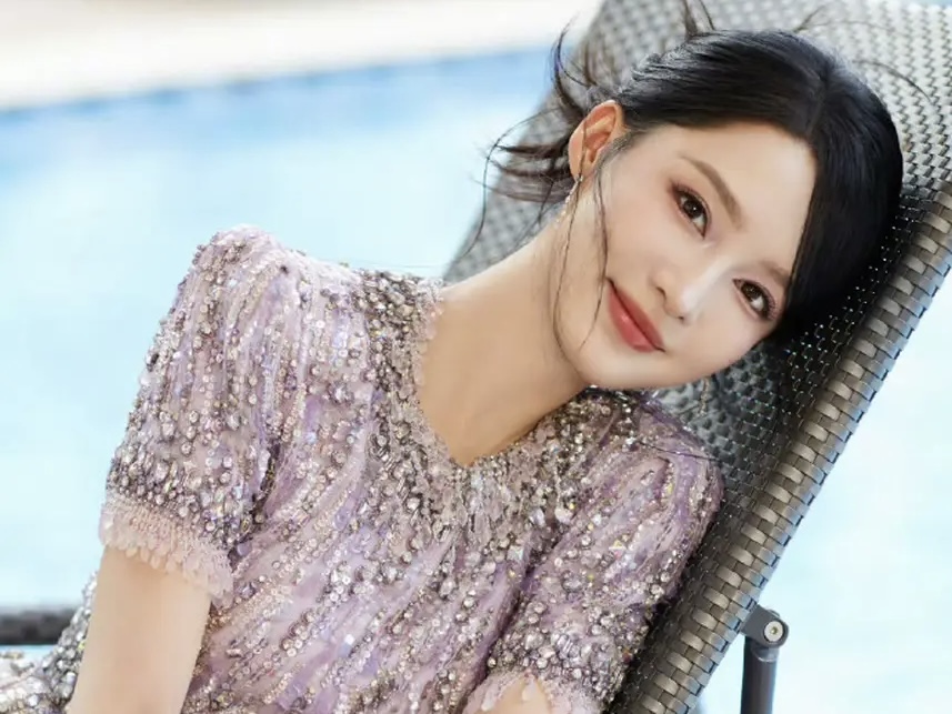 李沁紫色流苏长裙 灵动优雅