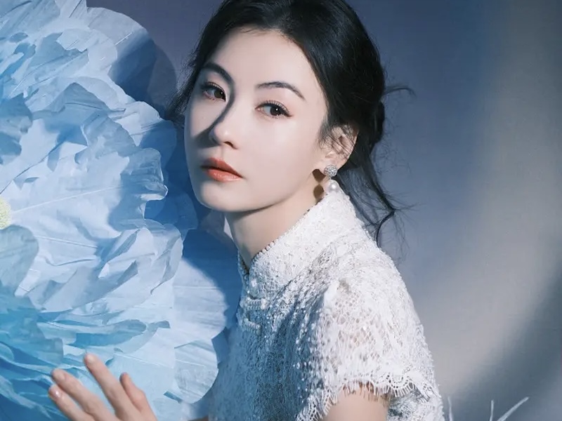 张柏芝穿新中式旗袍曲线曼妙 戴珍珠耳环韵味十足