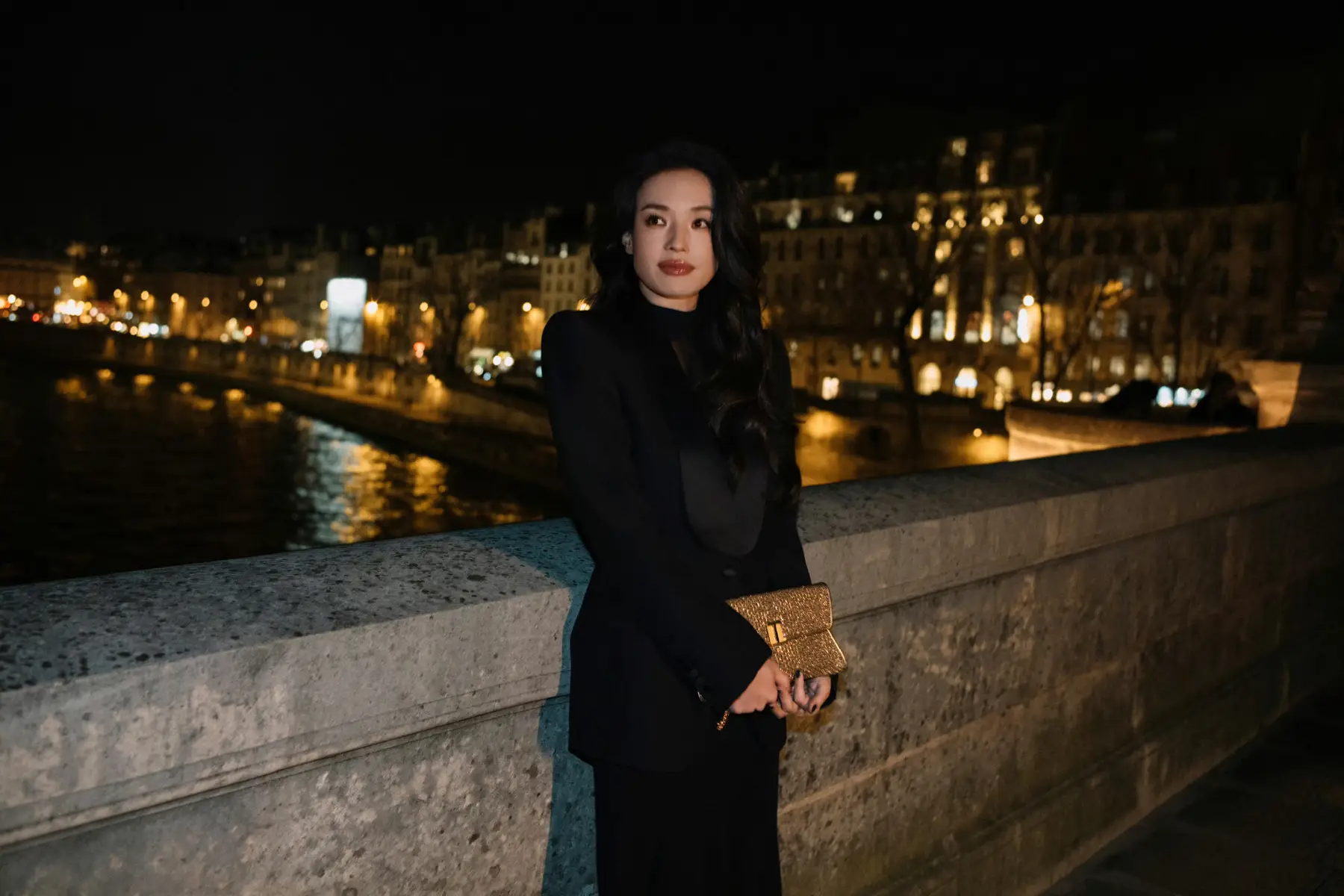 舒淇穿一袭黑裙漫步午夜巴黎 浪漫优雅宛如法国电影