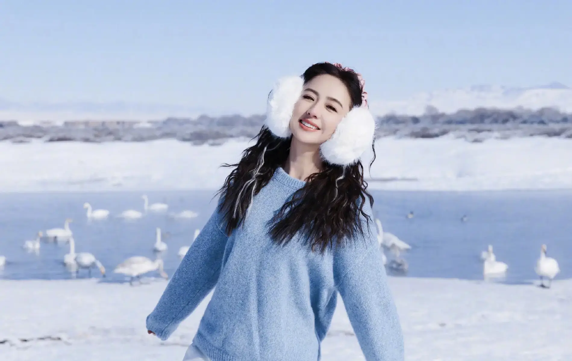 佟丽娅晒雪景美照笑容满面！直言“没有人能拒绝新疆的冬天”