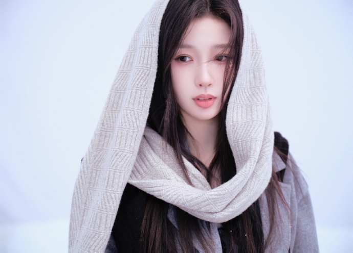 虞书欣雪地穿大衣清冷感满满