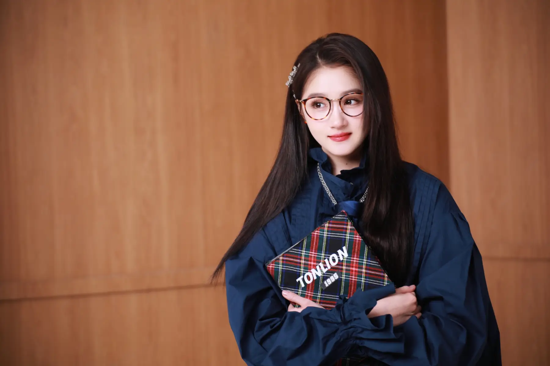 关晓彤秒变捧书少女笑容温柔 戴眼镜文艺气息十足