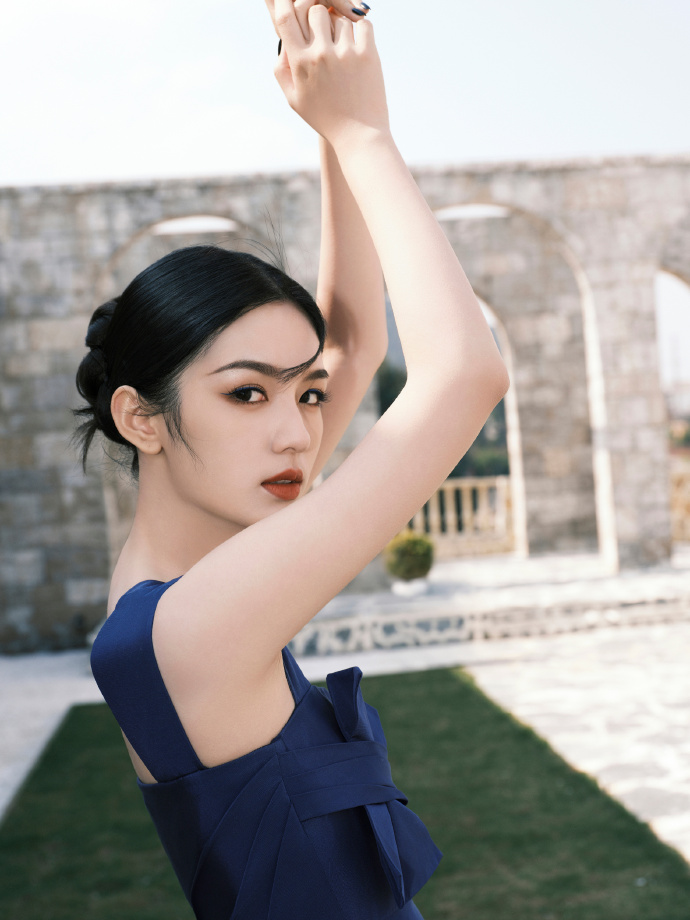 周也穿蓝色单肩礼裙锁骨曼妙