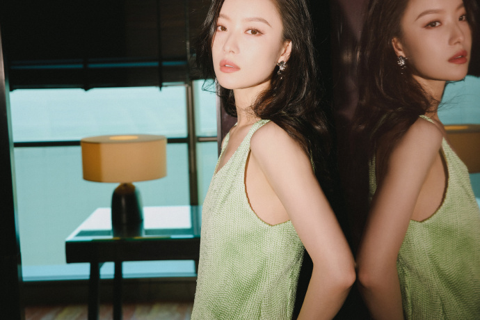 倪妮穿淡绿长裙，盈盈绿意，盛满春的气息