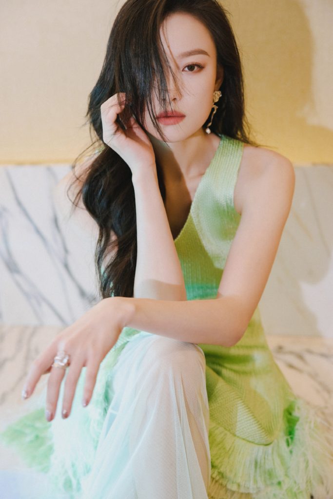 倪妮穿淡绿长裙，盈盈绿意，盛满春的气息