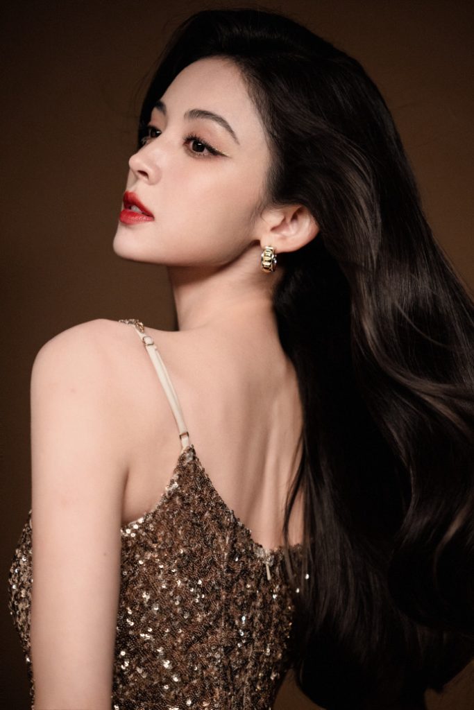 娜扎穿亮片吊带裙身姿曼妙