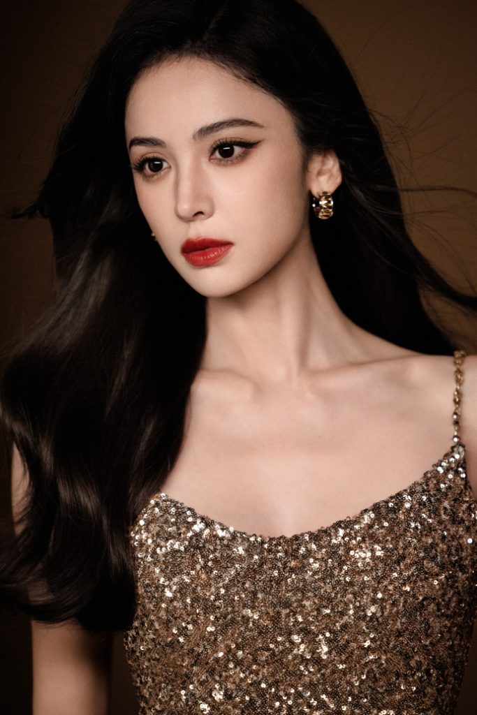 娜扎穿亮片吊带裙身姿曼妙